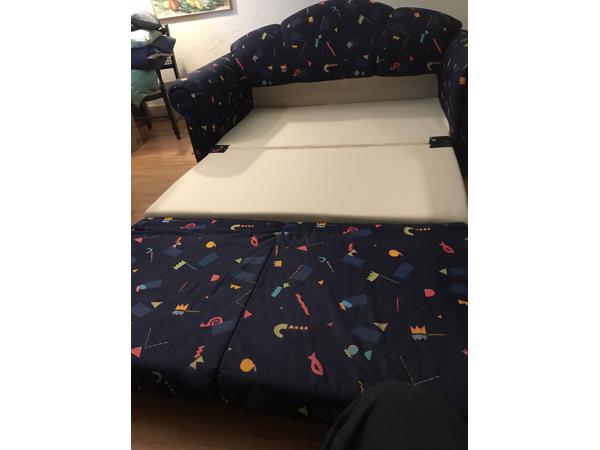 Leuk slaapbankje. Ideaal voor (klein)kinderen om te spelen en te slapen. In zeer goede staat.perfecte