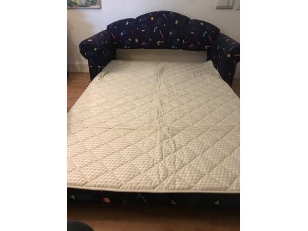 Leuk slaapbankje. Ideaal voor (klein)kinderen om te spelen en te slapen. In zeer goede staat.perfecte