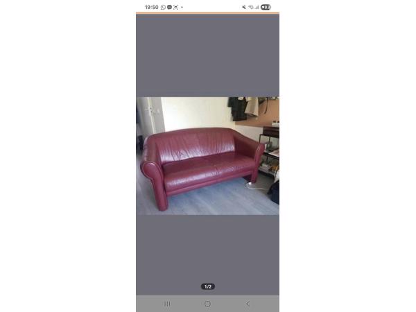 Rode bank met beschadigingen