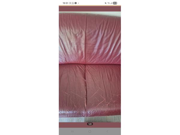 Rode bank met beschadigingen