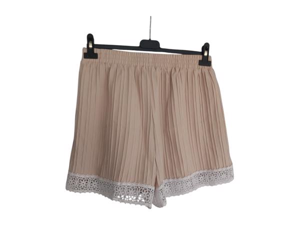 Korte broek beige met wit met kant L