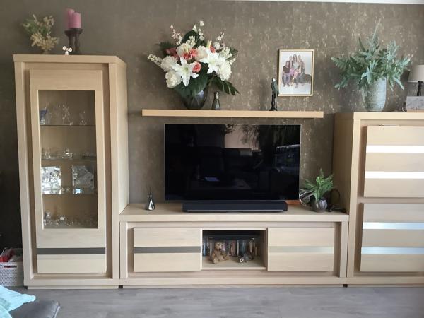 Tv kast eiken. Uitschuifbare tafel met stoelen