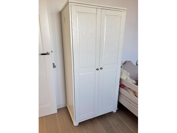 Mooie houten kledingkast