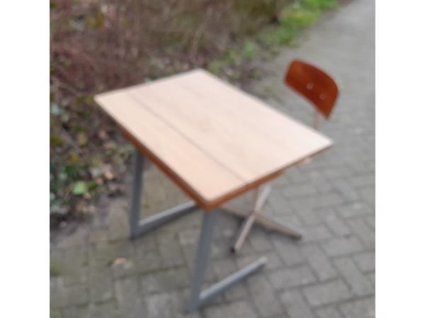 Schoolbankje met stoeltje, jaren 70 A