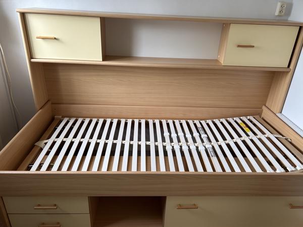 Leuk éénpersoonsbed met izgst
