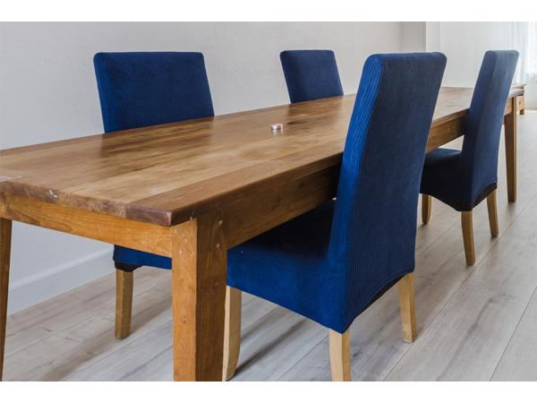 Lange houten eettafel + 4 stoelen
