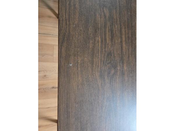 Stevige (werk/hobby/eet)tafel met oppervlakkige beschadigingen