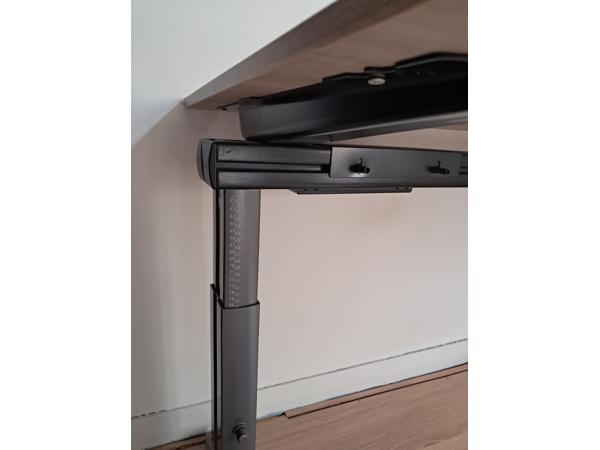 In hoogte verstelbaar bureau