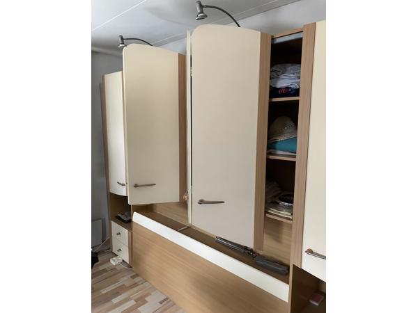 Zeer praktische brugkamer, 160x200 met bovenbouw i.z.g.st