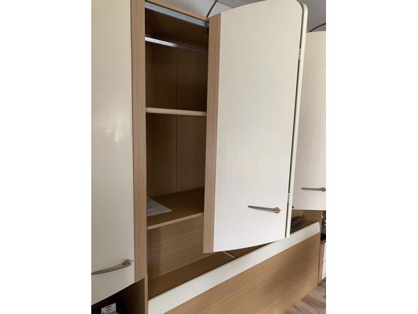 Zeer praktische brugkamer, 160x200 met bovenbouw i.z.g.st