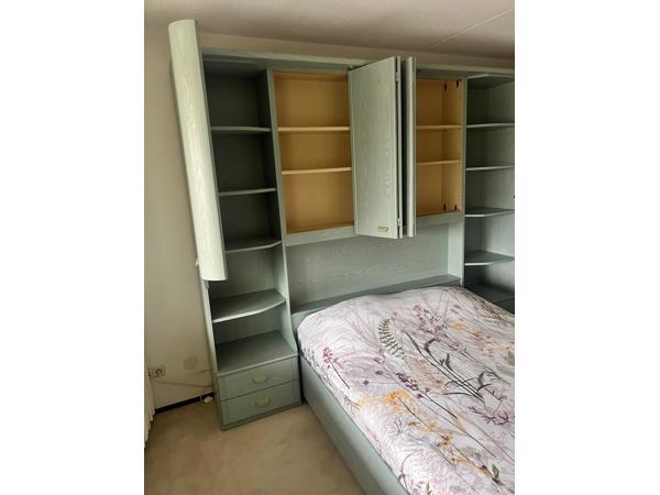mooi groen  twijfelaarbed met kasten