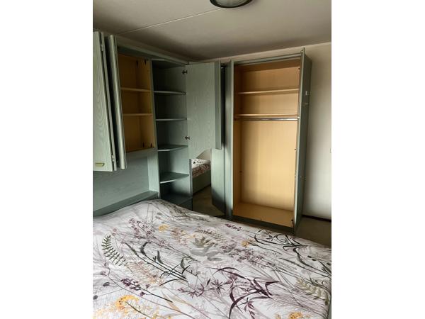 mooi groen  twijfelaarbed met kasten