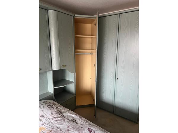 mooi groen  twijfelaarbed met kasten