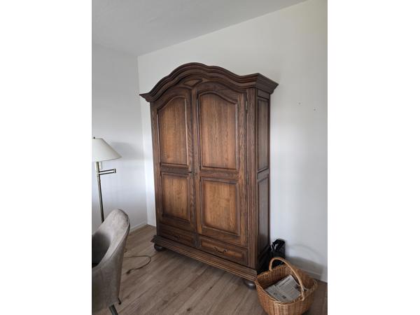 Grote eikenhouten kast