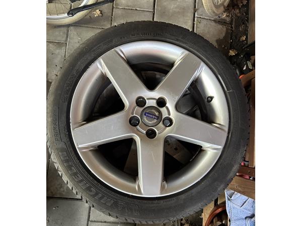 Vier zomerbanden op velg voor Volvo v50