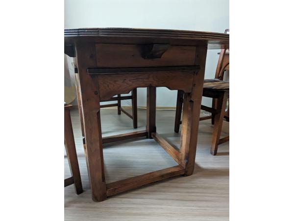 Eettafel inclusief 4 bijbehorende stoelen