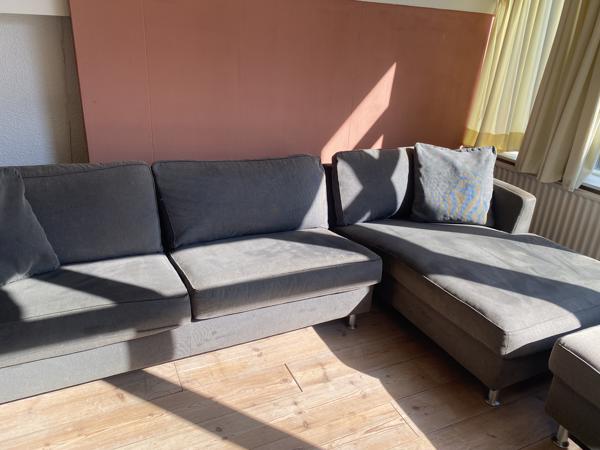 grijze hoekbank met voetensteun