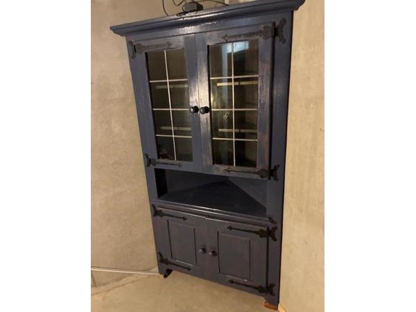 Groene hoekkast met glazendeurtjes