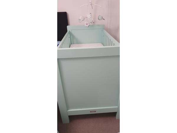 Bonita baby bed met klamboe en standaard