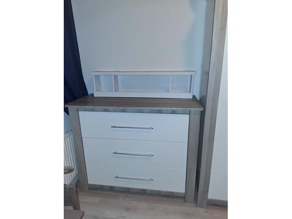 Baby/Kinderkamer meubelset: commode, kledingkast en bovenplank