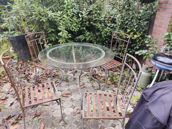 metalen stoelen en tafel met glas plaat voor de tuin