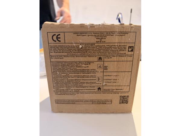 Gratis afhalen 2 doosjes witte badkamer tegels