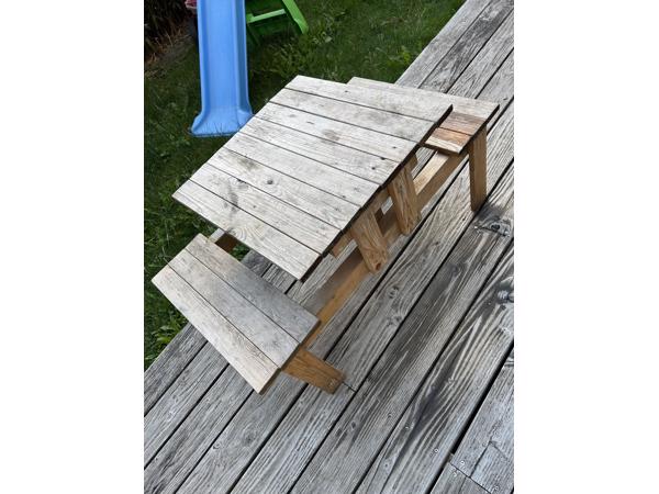 Tuin huisje , opknapper. Met picknicktafel