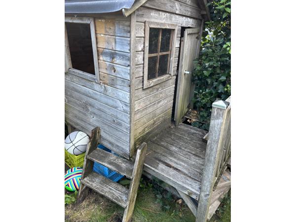 Tuin huisje , opknapper. Met picknicktafel