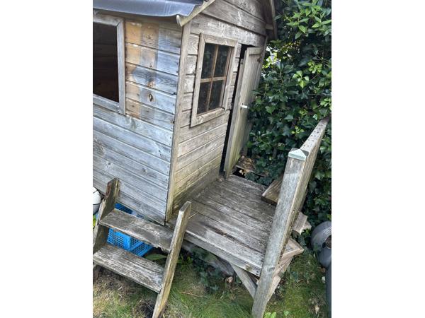 Tuin huisje , opknapper. Met picknicktafel