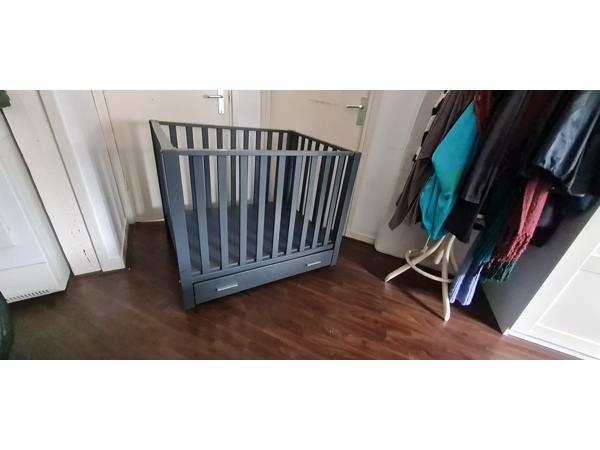 Stevige grijze box met speelgoedlade
