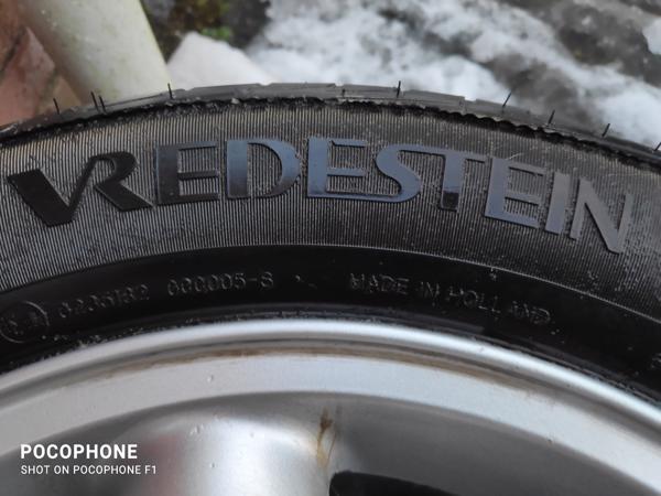 Deze liggen ons in de weg: autowielen ( 2 stuks )