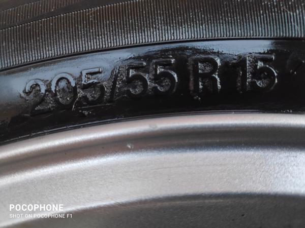 Deze liggen ons in de weg: autowielen ( 2 stuks )