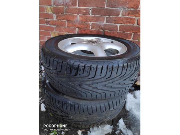 Deze liggen ons in de weg: autowielen ( 2 stuks )