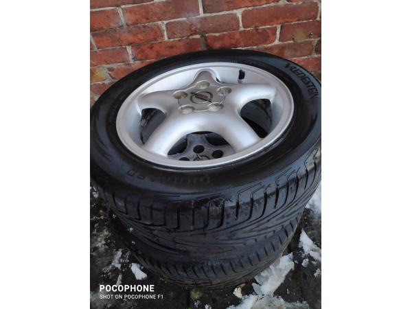 Deze liggen ons in de weg: autowielen ( 2 stuks )