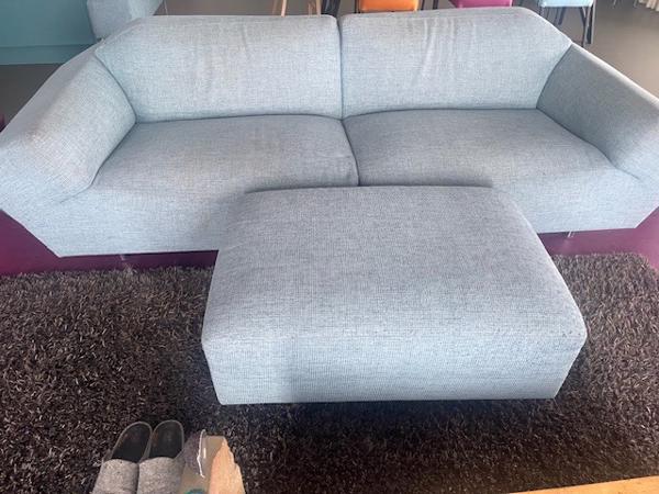 light blauwe bank en voetrust