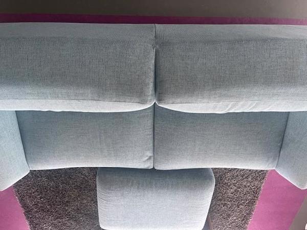 light blauwe bank en voetrust