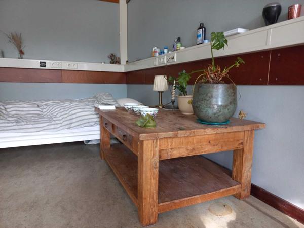 Robuuste, oude houten lage tafel met lades