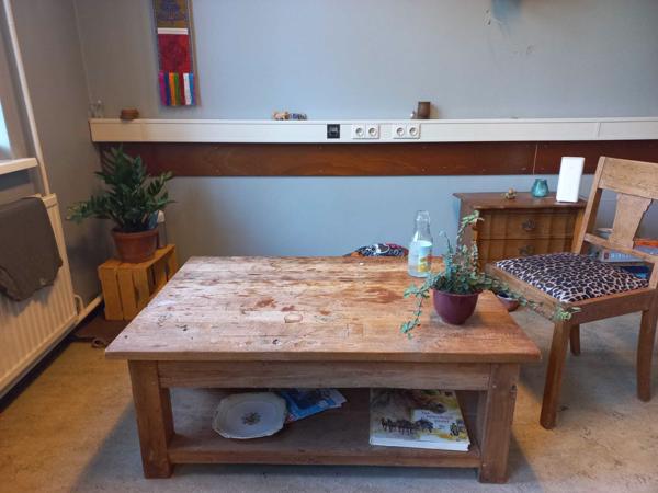Robuuste, oude houten lage tafel met lades