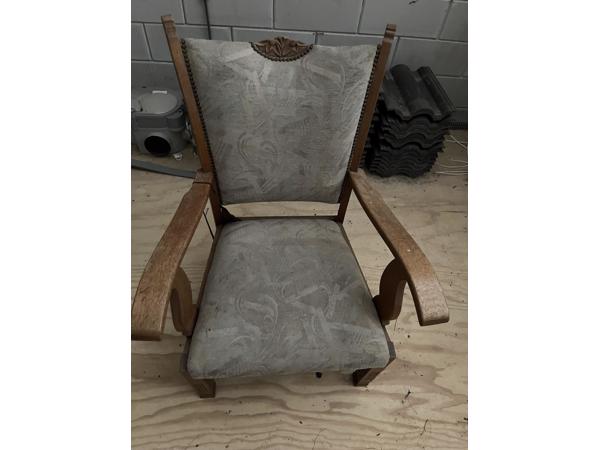 4 gestoffeerde stoelen 2 lage, 2 hogere fauteuils, gebruikerssporen.