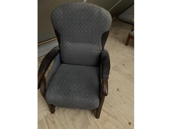 4 gestoffeerde stoelen 2 lage, 2 hogere fauteuils, gebruikerssporen.