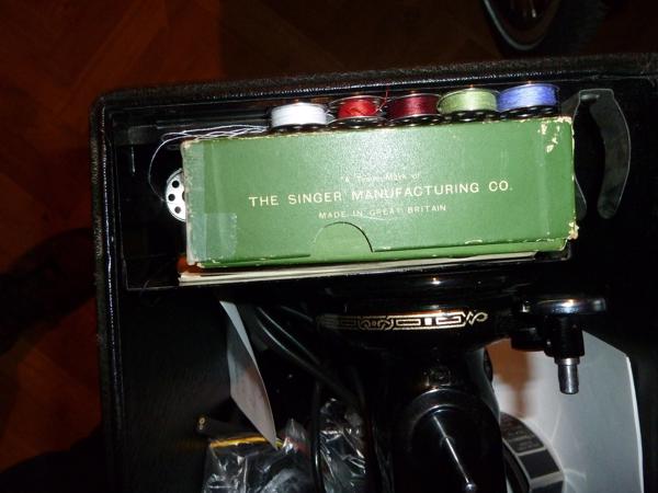 Singer naaimachine met originele kist, boekje, olie, enz.