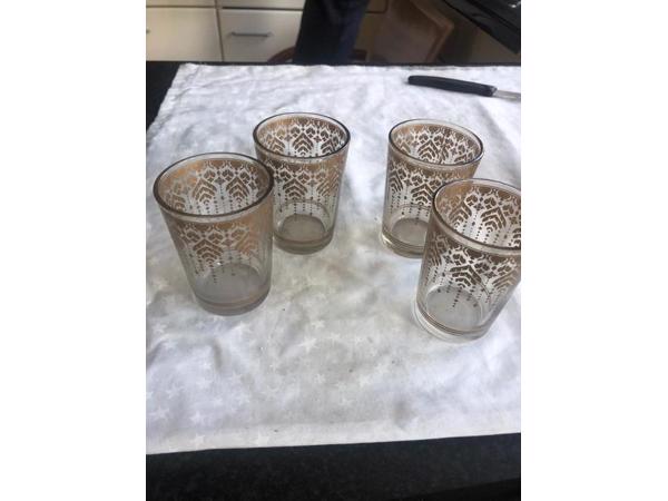 4  grote  borden   -  4  diepe  bordjes