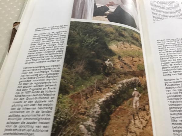 Boek.Het land van beloften speciale cultuur met testamenten