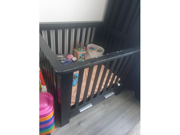 Baby ledikant + comode + boks