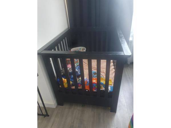 Baby ledikant + comode + boks