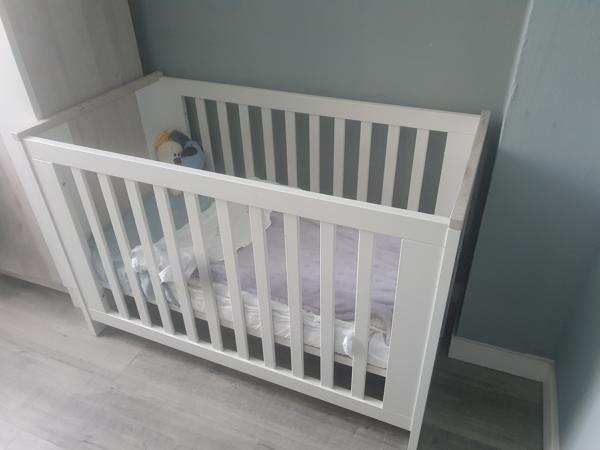 Baby ledikant + comode + boks