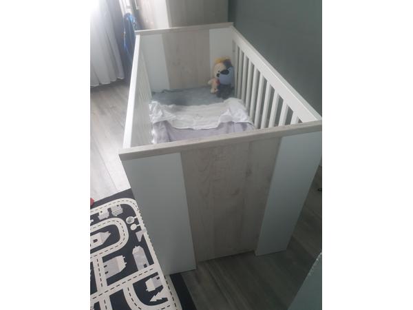 Baby ledikant + comode + boks