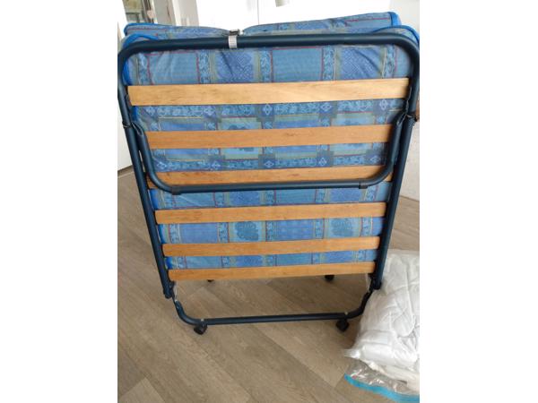 Opklapbaar vouwbed op wieltjes