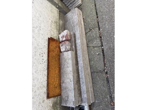 Betonnen stootbanden & aluminium paal voor bevestiging schommel