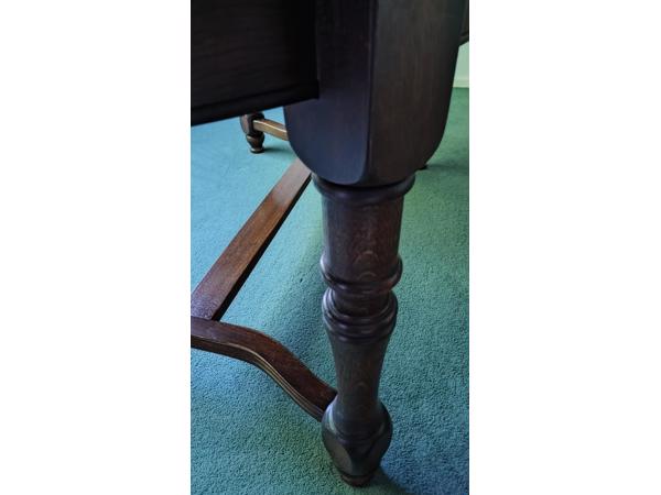 Ovalen houten eettafel voor ca 6 pers